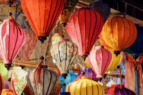 Vista impressionante de lanternas de seda coloridas tradicionais em Hoi An — Fotografia de Stock