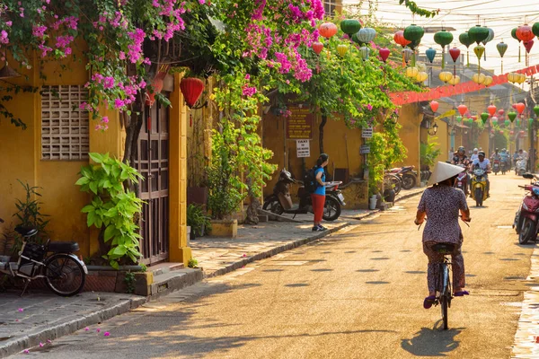 Vista maravilhosa da rua velha em Hoi An ao nascer do sol — Fotografia de Stock