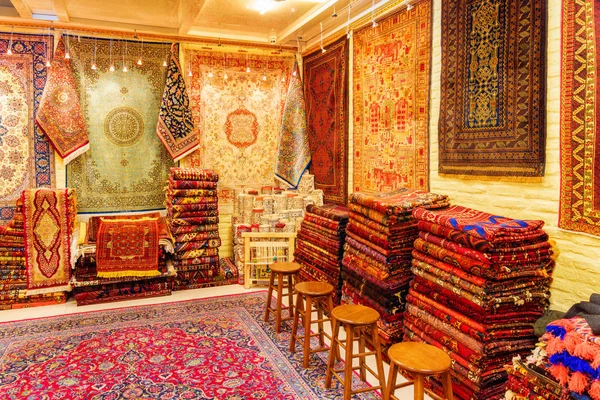 Fabulous inside view of carpet shop in the Grand Bazaar — Stock Photo, Image