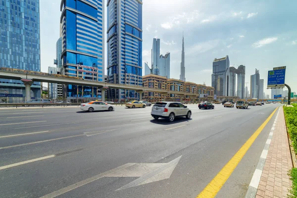 Malerischer Blick auf die Scheich-Zayed-Straße in der Innenstadt von Dubai — Stockfoto