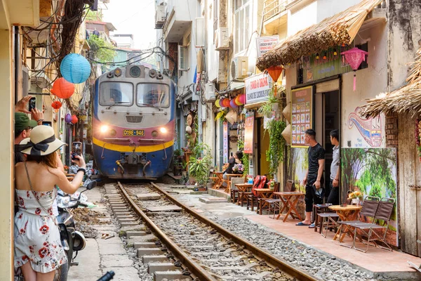 Trein die door smalle straat loopt. De oude wijk van Hanoi — Stockfoto