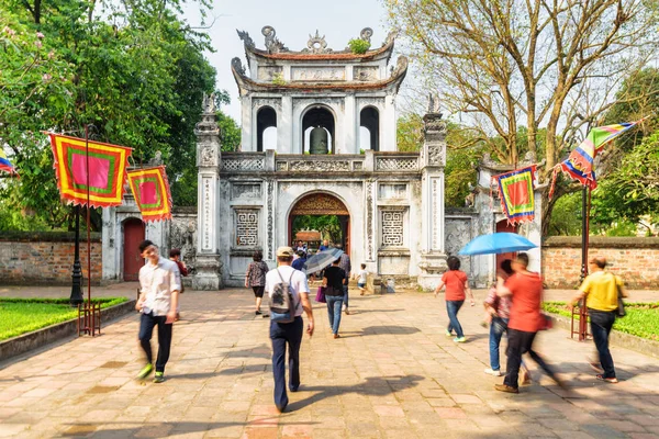 Turyści pieszo do świątyni literatury, Hanoi, Wietnam — Zdjęcie stockowe