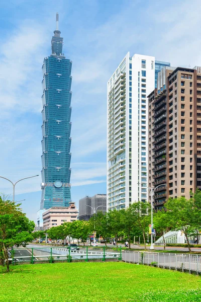 Удивительный вид на Тайбэй 101 и современные жилые здания — стоковое фото