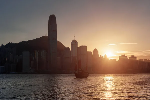 Atemberaubende Aussicht auf die Skyline der Hongkong-Insel bei Sonnenuntergang — Stockfoto