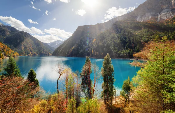 长湖的风景，秋天树林中蔚蓝的水 — 图库照片