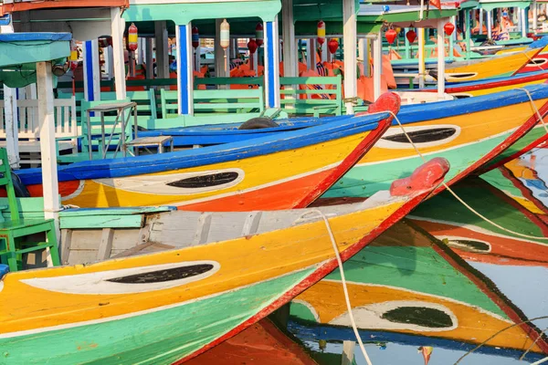 Renkli geleneksel Vietnam turist teknelerinin yakın çekim görünümü — Stok fotoğraf