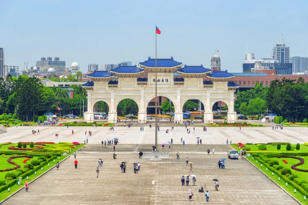 自由广场和大提皮之门的景色 — 图库照片