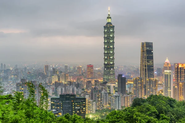 Fantastisk kvällsutsikt över Taipei från toppen av berget, Taiwan — Stockfoto