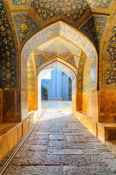 Şah Camii avlusuna giden tonozlu kemer koridoru — Stok fotoğraf