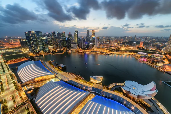 Prachtige luchtfoto van Marina Bay en wolkenkrabbers, Singapore — Stockfoto