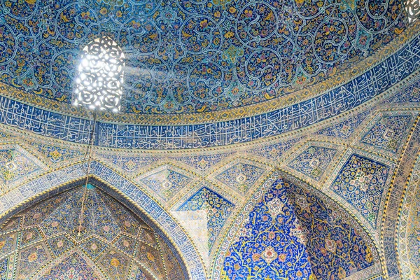 Impressionante vista de pedra esculpida janela dentro Seyyed Mesquita, Irã — Fotografia de Stock