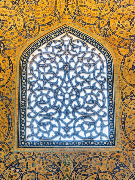 Şeyh Lotfollah Camii'nde müthiş taş oyma pencere, İsfahan — Stok fotoğraf