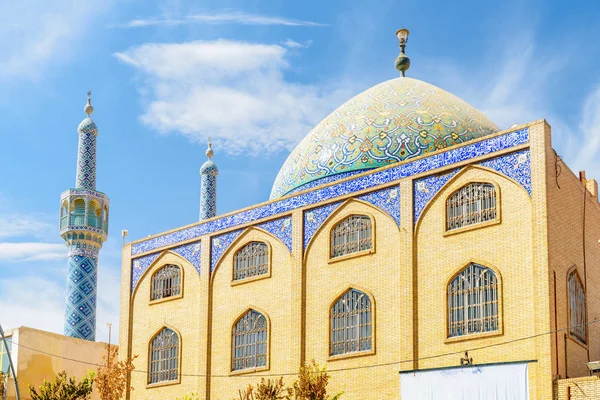 ハザイアモスク、ヤズド、イランの素晴らしいマイナレットとカラフルなドーム — ストック写真