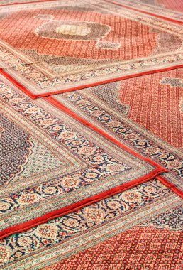 Dua salonundaki geleneksel İran halılarının muhteşem manzarası.