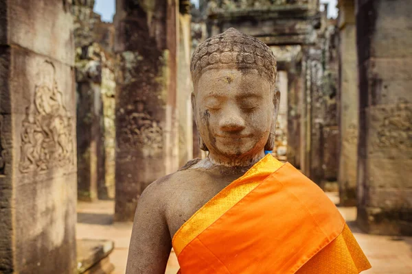 Pandangan dekat dari batu kuno Patung Buddha di kuil Bayon — Stok Foto