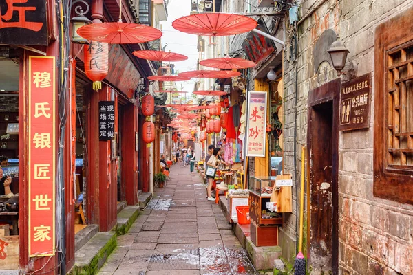 伝統的な東洋の中国の赤い傘で飾られた通り — ストック写真