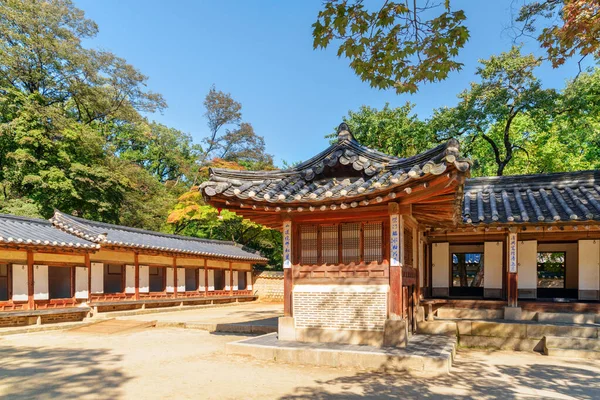 Scénický dvůr komplexu Nakseonjae v jihokorejském Soulu — Stock fotografie