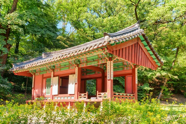 Scenisk utsikt över färgglada paviljongen i Huwon Secret Garden, Seoul — Stockfoto