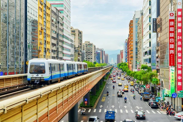 Kereta Taipei Metro melewati atas Fuxing Road, Taipei — Stok Foto