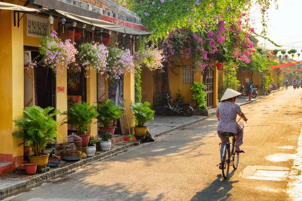 Amazing view of old street in Hoi An at sunrise — Stock Photo, Image