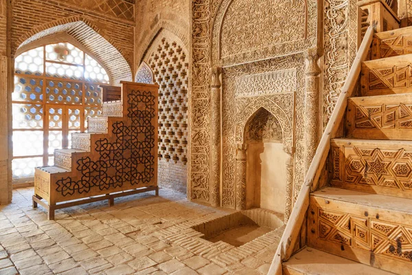 Hermoso santuario y dos antiguos soportes tallados en madera, Irán —  Fotos de Stock