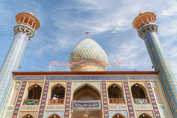 Удивительный вид на мечеть и мавзолей Сайеда Алайддина Хоссейна — стоковое фото