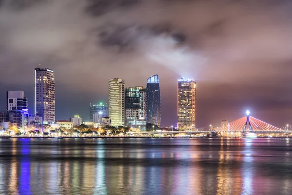 越南大能（大能）天际线迷人的夜景 — 图库照片