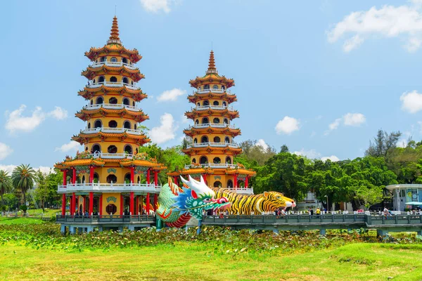 Fantastic view of the Dragon and Tiger Pagodas in Kaohsiung — Stock Photo, Image