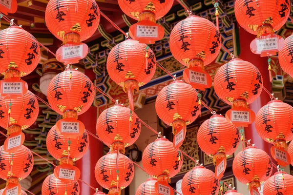 Geleneksel Çin kırmızı fenerlerinin sıra sıra yakın görüntüsü — Stok fotoğraf
