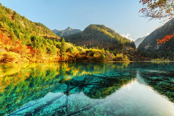Atemberaubende Aussicht auf den Fünf-Blüten-See inmitten malerischer Berge — Stockfoto