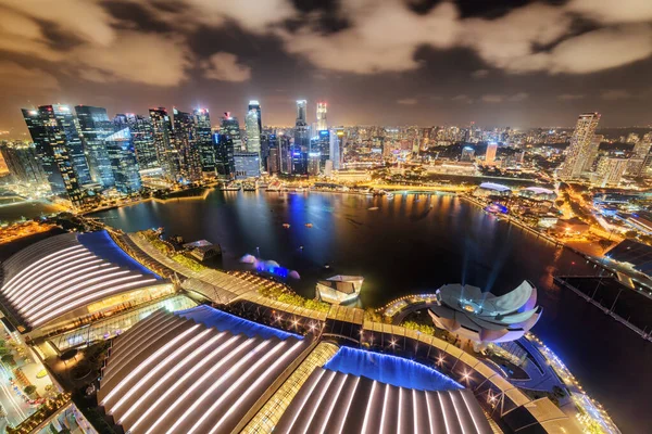 Bela vista aérea noturna da Marina Bay em Cingapura — Fotografia de Stock