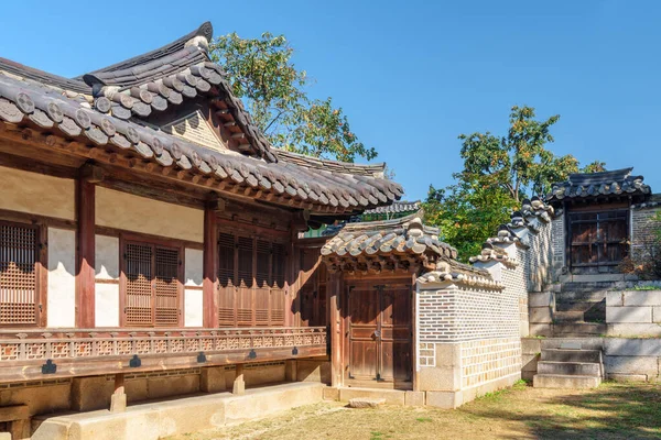 Fantastisk utsikt över innergården i Nakseonjae Complex i Seoul — Stockfoto