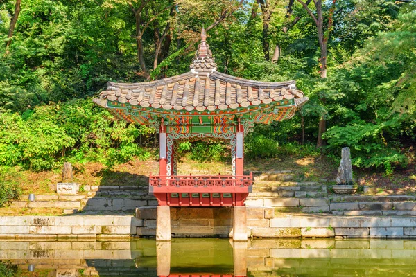 Színes kilátás Aeryeonjeong Pavilon a Huwon Secret Garden — Stock Fotó