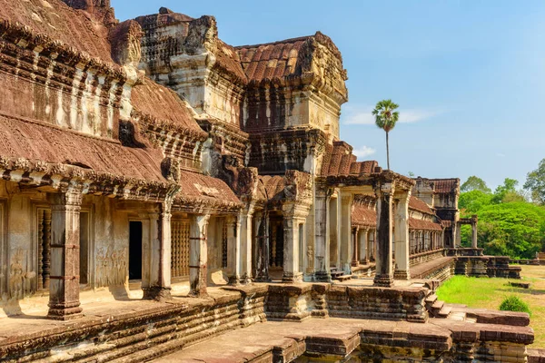 Entradas laterais para o complexo antigo do templo Angkor Wat, Camboja — Fotografia de Stock
