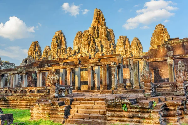 Atemberaubender Blick auf den Bajon-Tempel in Angkor Thom, Kambodscha — Stockfoto