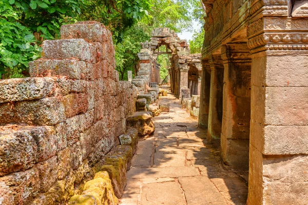 Geweldige wandelweg tussen schilderachtige ruïnes van Ta Prohm tempel, Angkor — Stockfoto