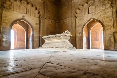 Safdarjung 's Tomb' un merkez odasındaki mermer mezarlığın muhteşem manzarası. Muhteşem Babür mimarisi. Mezar Güney Asya 'nın popüler bir turistik merkezidir..