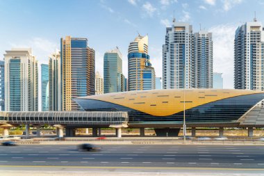 Dubai Metro, Birleşik Arap Emirlikleri 'nin (BAE) Damac Emlak İstasyonu' nun inanılmaz manzarası. Manzaralı modern konut binaları. Harika bir şehir manzarası. Dubai, BAE 'nin popüler bir turizm merkezidir..