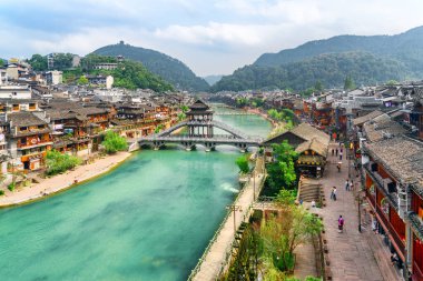 Fenghuang, Çin - 23 Eylül 2017: Anka Şehri ve Tuojiang Nehri 'nin (Tuo Jiang Nehri) muhteşem hava manzarası. Fenghuang, Asya 'nın popüler bir turizm merkezidir..