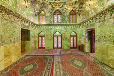 Şiraz, İran - 29 Ekim 2018 Ali İbn-i Hamzeh Holly Tapınağı 'ndaki muhteşem ibadethanenin içi. Müslüman mekanının tavan ve duvarları cam ve aynalarla kaplı. Parıldayan mozaik.