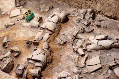 Xi 'an, Shaanxi Eyaleti, Çin - 28 Ekim 2015: Çin Birinci İmparatoru' nun Kazı Çukuru 'ndaki ünlü Terracotta Ordusu' nun kalıntıları.