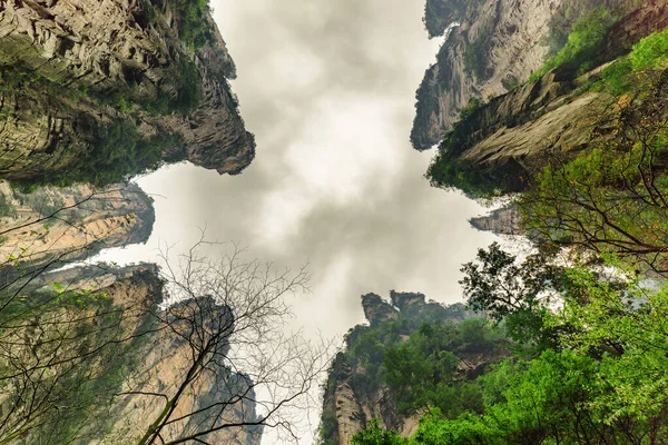 張家界国立森林公園 湖南省 中国の天池山 アバター山脈 の天然水晶砂岩の柱の素晴らしい一番下のビュー 背景にある嵐の空 — ストック写真