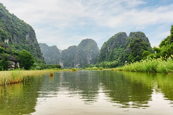 Vue Imprenable Sur Les Tours Karstiques Naturelles Reflétées Dans Eau — Photo