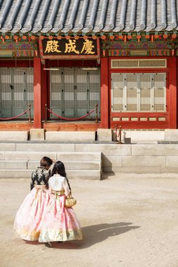 Seul, Güney Kore - 9 Ekim 2017: Gyeongbokgung Sarayı 'nda Koreli geleneksel elbise giyen kızlar. Gyeongbokgung Sarayı Asya 'nın popüler bir turizm merkezidir..