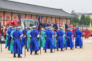 Seul, Güney Kore - 9 Ekim 2017: Gyeongbokgung Sarayı 'nın avlusunda tarihi yeniden yapılanma. Jeonbok giyen kraliyet muhafızları, Kore 'nin geleneksel askeri kıyafeti..