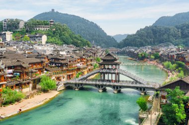 Fenghuang, Çin - 23 Eylül 2017: Anka Şehri ve Tuojiang Nehri 'nin (Tuo Jiang Nehri) muhteşem hava manzarası. Fenghuang, Asya 'nın popüler bir turizm merkezidir..