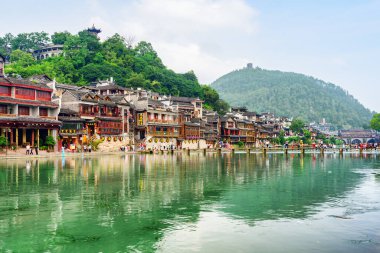 Fenghuang, Çin - 23 Eylül 2017: Phoenix Antik Kenti (Fenghuang İlçesi) ve Tuojiang Nehri (Tuo Jiang Nehri) muhteşem manzarası. Fenghuang, Asya 'nın popüler bir turizm merkezidir..