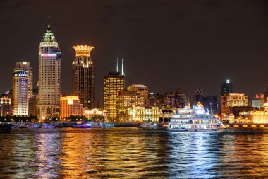 Şangay, Çin - 4 Ekim 2017: Bund (Waitan) 'ın muhteşem gece manzarası. Renkli şehir ışıkları suya yansıyor. Huangpu Nehri 'nin rıhtımı Asya' nın popüler bir turizm merkezidir..