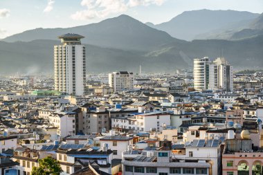 Lijiang, Çin 'in havadan görünüşü. Arka planda muhteşem dağlar görülebilir. İnanılmaz bir şehir manzarası. Lijiang Asya 'nın popüler bir turizm merkezidir..
