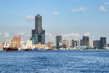 Muhteşem Kaohsiung silueti, Tayvan. Kaohsiung Limanı, 85 Gökyüzü Kulesi (Tuntex Sky Tower) ve şehir merkezindeki diğer modern binaların muhteşem manzarası. Gökdelen Tayvan 'ın bir simgesidir. Manzaralı şehir manzarası.